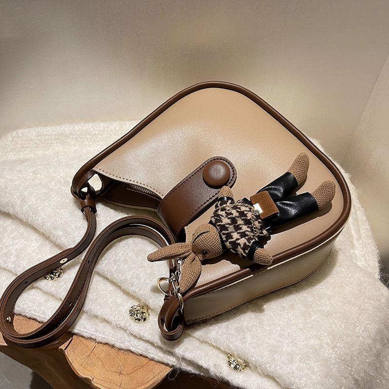 Today's popular bags are women's summer new trendy high-end texture niche messenger bags, shoulder bags.