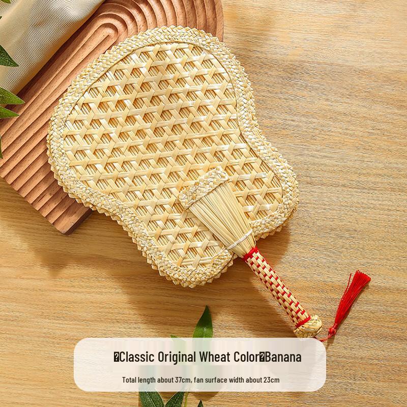 Традиционный ручной веер из пальмовых листьев