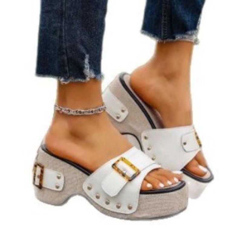 Dámské platformové klínkové nazouváky s přezkou a cvočky