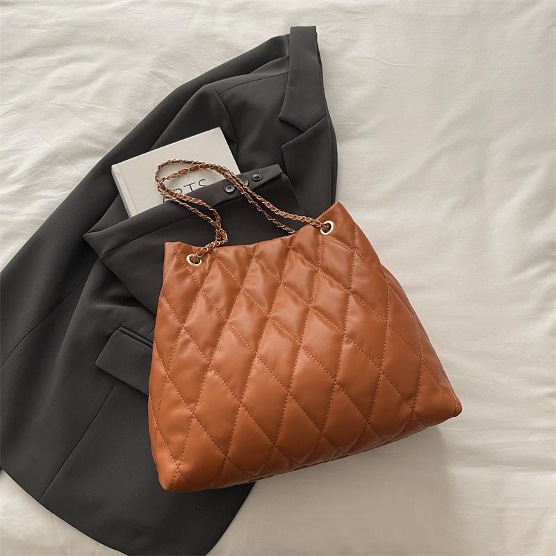 

This year, the popular diamond embroidered thread chain bag women s 2025 new high-end texture versatile fashion shoulder messenger bag коричневий