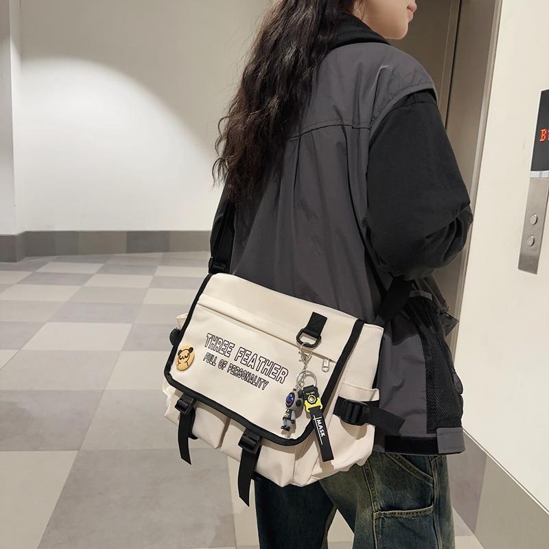 Мужская и женская сумка через плечо — фото 16