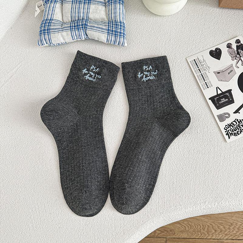 

Женские весенне-летние классические простые носки из дышащего хлопка с вышивкой букв в стиле преппи 1 pair темно серый