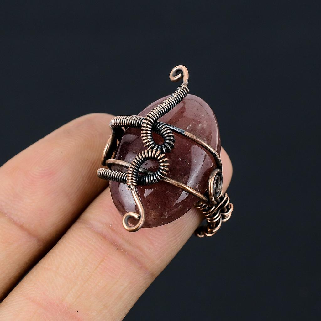 Natürlicher Erdbeerquarz Edelstein Handgemachter Kupferdraht Wickelring Größe 7 J5M86