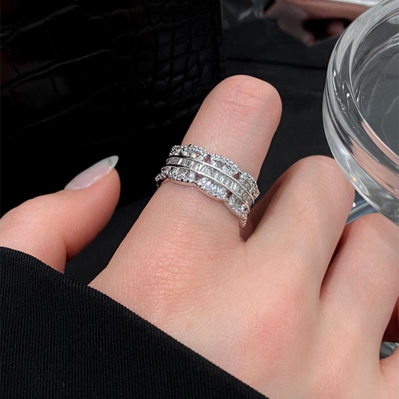 Exquisiter mehrschichtiger Diamantring: Luxuriöser Micro-Pavé Offener Zeigefinger Schmuck