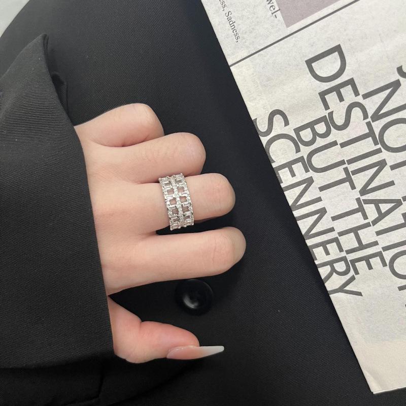 Elegant Zirconia Hollow Ring for Women - Stylish, High-End Fashion Statement Size 8