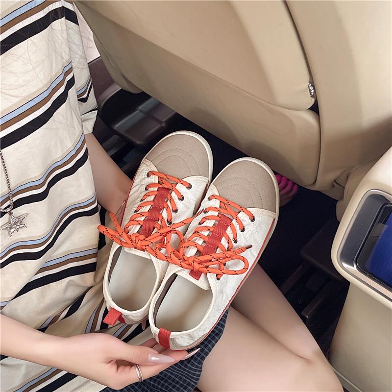 Frühjahr/Sommer 2026: Neue, dünne und modische Damen-Sneaker mit Schnürung – vielseitig kombinierbar, mit weicher Sohle und farblich abgestimmten Details.