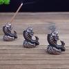 1 Stück Exquisite Metall Koi Fisch Räucherstäbchenhalter Statue - Dekorative Tee-Haustier Ornament für Heimdekor (Ohne Weihrauch)