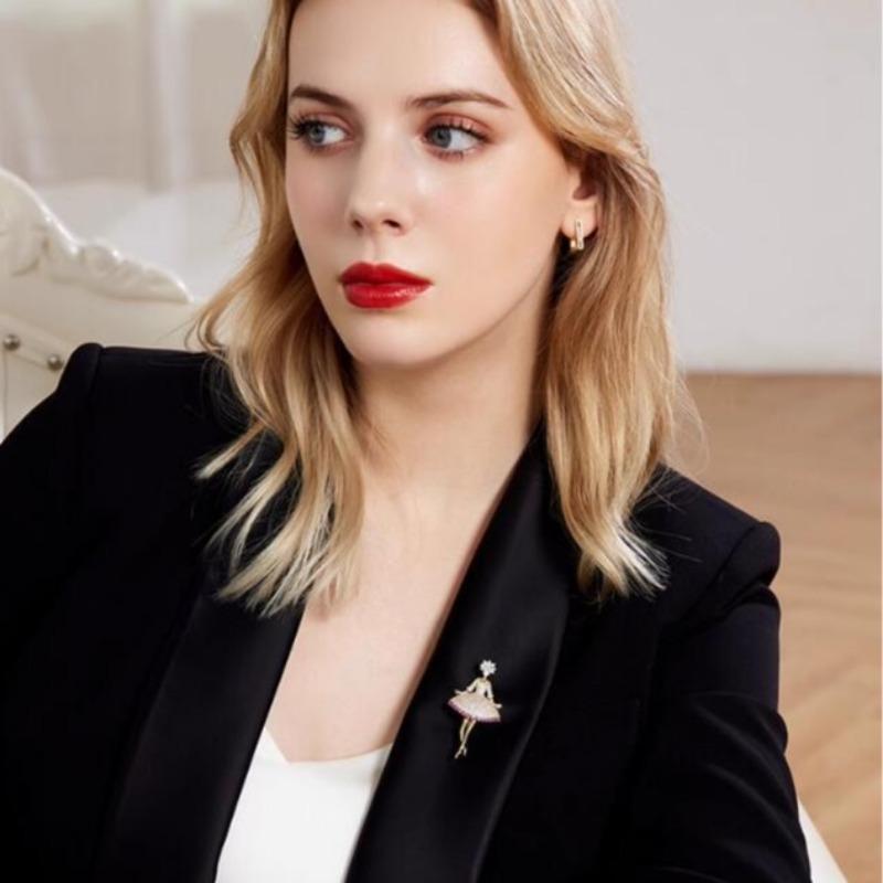 Brož s baletní dívkou, luxusní design, květina na hrudi, luxusní temperament, prominentní trend