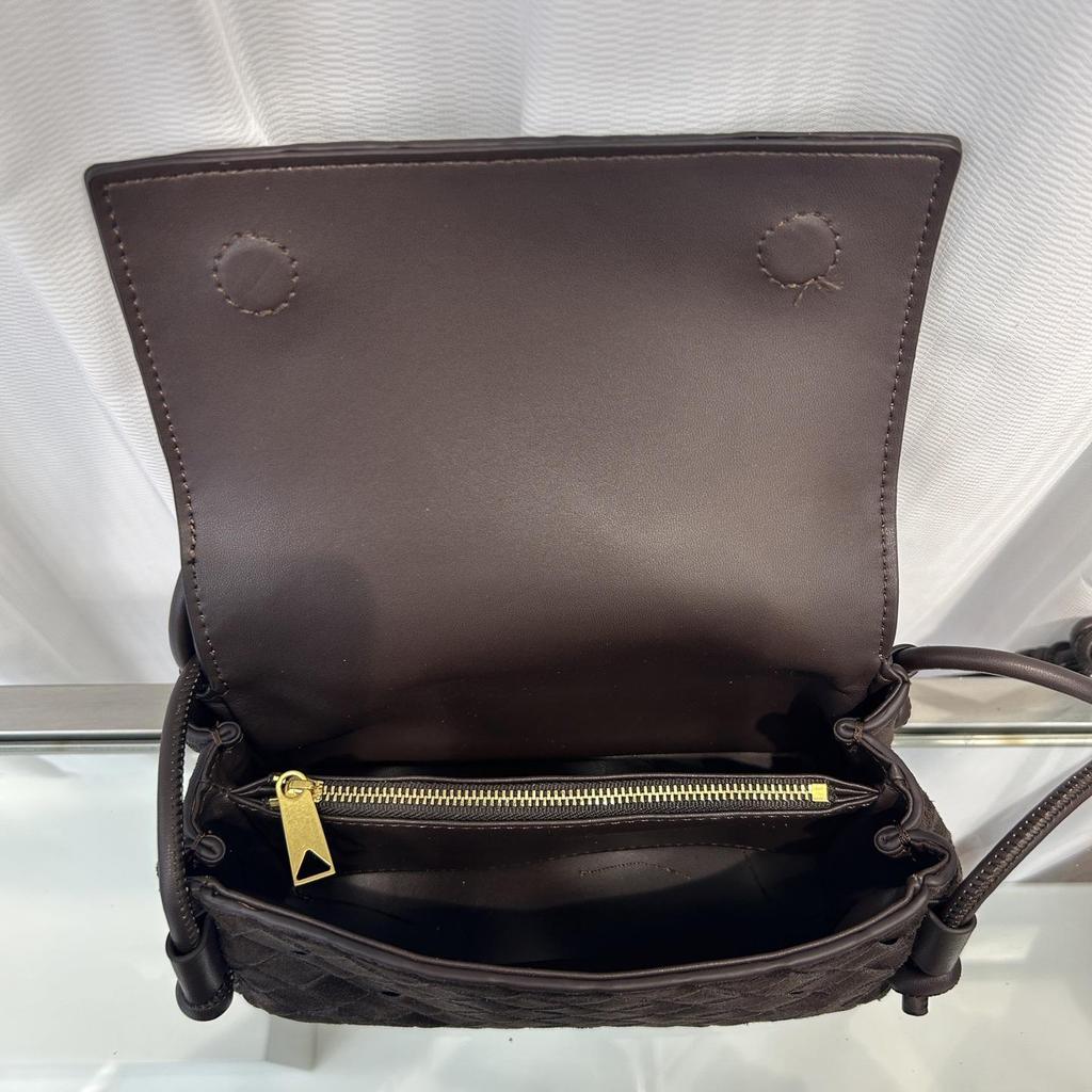 Sac bandoulière carré rétro en cuir de vachette dépoli avec bandoulière réglable