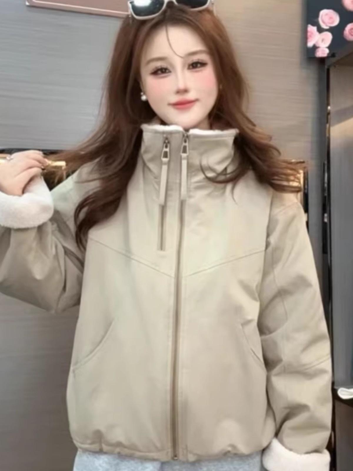 

Short stand-up collar lamb wool pie overcomes women s 2025 autumn and winter new loose and thin small cotton jacket L хакі