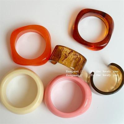 Barevný geometrický pryskyřičný náramek s makronkami pro dívky