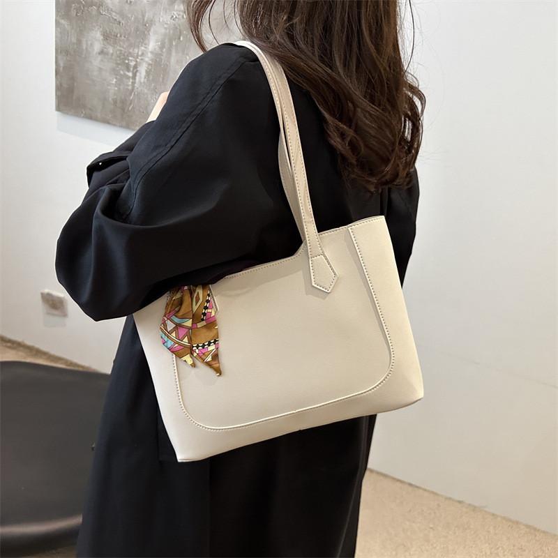 Trendy Fashionable Womens Tote Bag With Spacious Interior And Zipper Closure