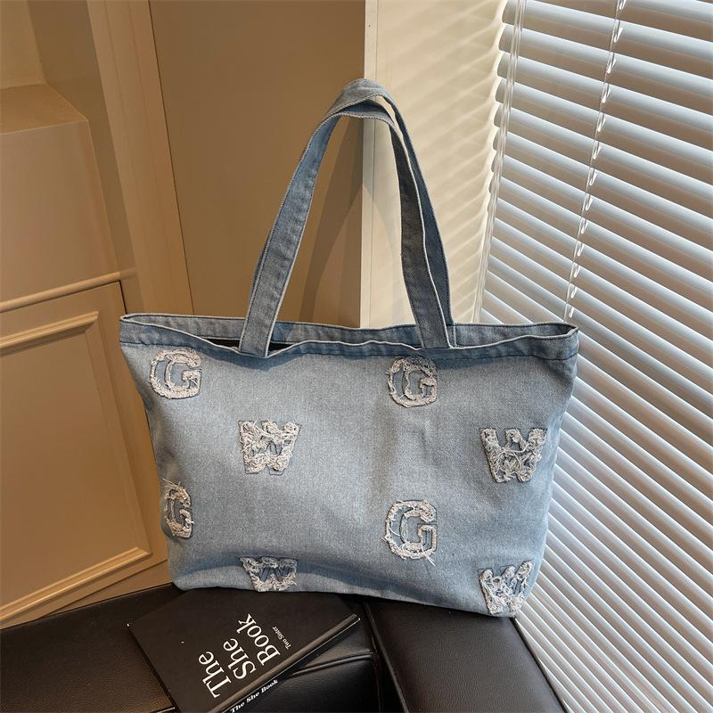 

Large capacity letter denim bag class commuter bag women s new trendy casual versatile shoulder bag светло-синий