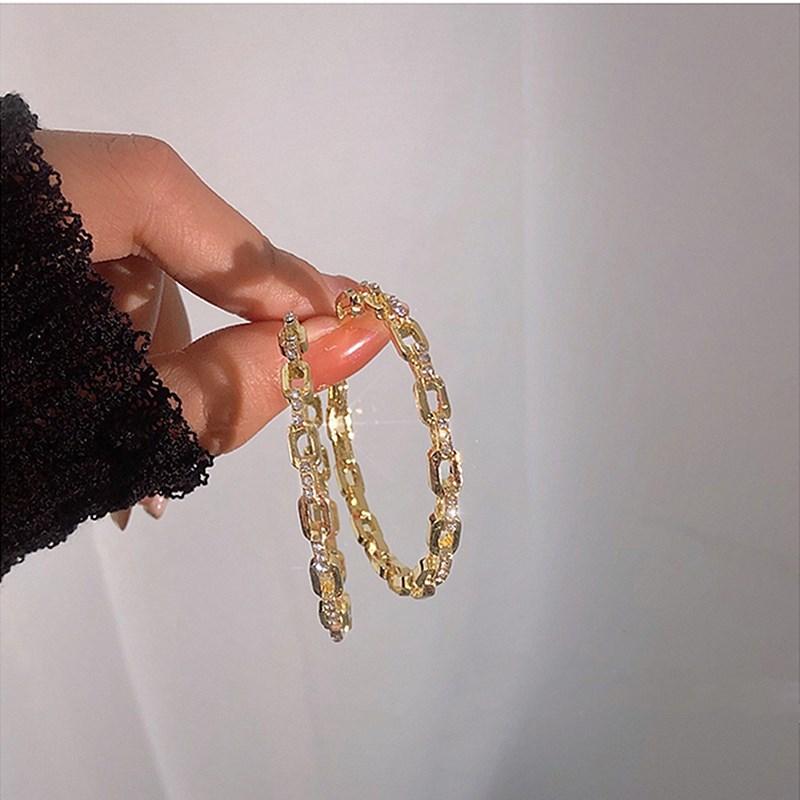 

Новые полые геометрические серьги большого размера с преувеличенным темпераментом