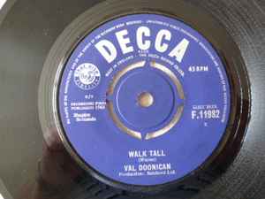 

7inch Record VAL DOONICAN - Walk Tall F11982 Decca 1964 UK Country/Folk Used