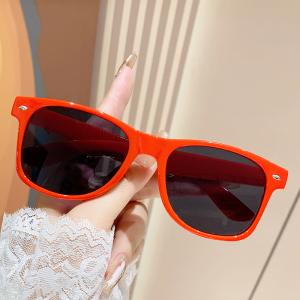 

Fashion trend, retro colorful mirror sunglasses with rivets красный