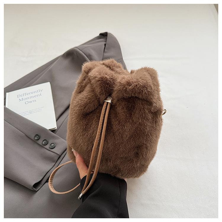 

Popular super hot hair bag women s 2025 new niche foreign style shoulder messenger bag versatile drawstring mobile phone bag