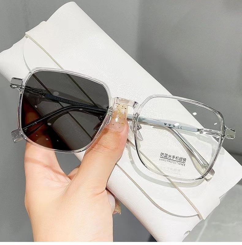 Trendy Square Photochromic Sunglasses Anti Blue Light Glasses for Women Unisex Outdoor Discoloration Eyewear