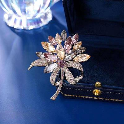 Elegante Spilla Fiore di Cristallo – Spilla Raffinata, Colorata, Fatta a Mano per Donne