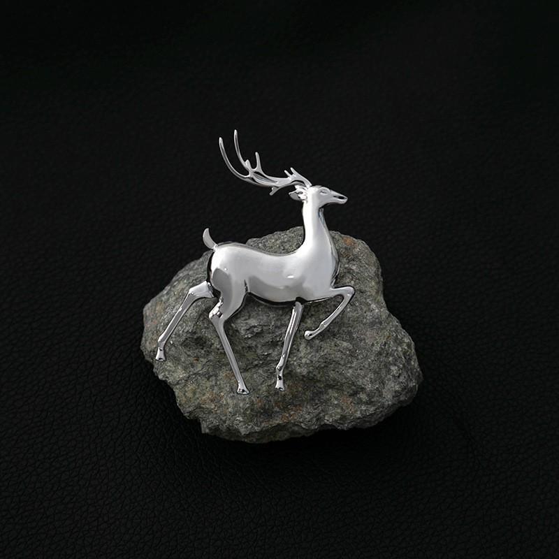 Элегантная золотая брошь-олень: Высококлассный металлический аксессуар для костюма с креативным дизайном.