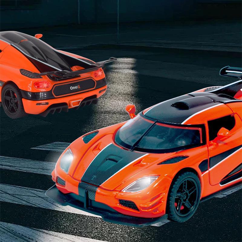 Xinao 1:32 Koenigsegg Sportwagenmodell – Schwingtür, Ton und Licht, Rückzieh-Legierungsspielzeug