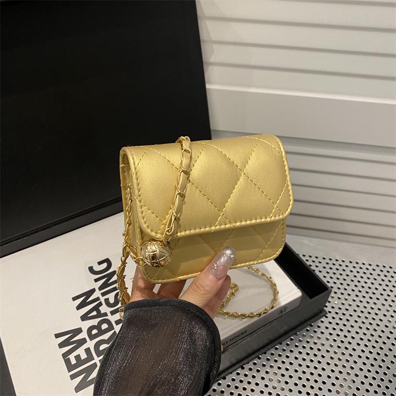 Мини-сумка кроссбоди на цепочке с ромбовидной простежкой – Стильный, универсальный, высококлассный модный аксессуар