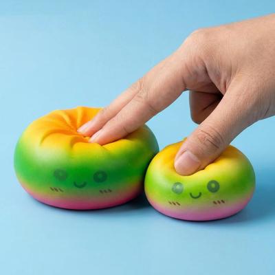 Regenbogen-Dampfbrötchen Fidget Toy Stressabbau Cartoon Lachendes gefülltes Brötchen Quetschspielzeug Simulierte Teigkugel für Büro Schreibtisch