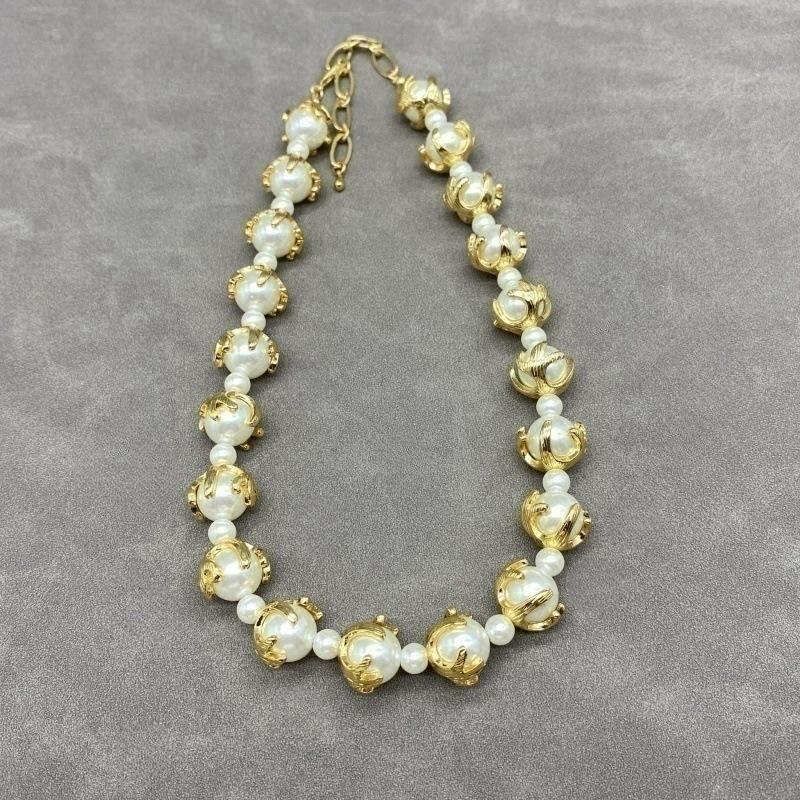 Тяжелый металлический браслет и колье в винтажном стиле с жемчужными акцентами - ретро-роскошь, придворный стиль