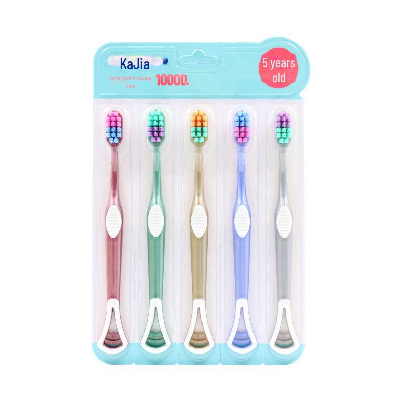 

Упаковка из пяти зубных щеток с мягкой щетиной и скребками для языка — премиальное решение для домашнего ухода за полостью рта. Five pack