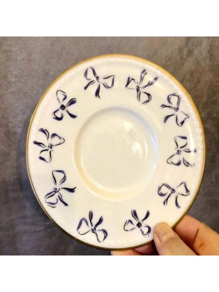 YSL elegantes lila Schleife Kaffeetassen- und Untertassenset, Vintage Bone China Teetasse, verziert mit goldgeprägten Details am Rand, ein romantisches Geschenk.