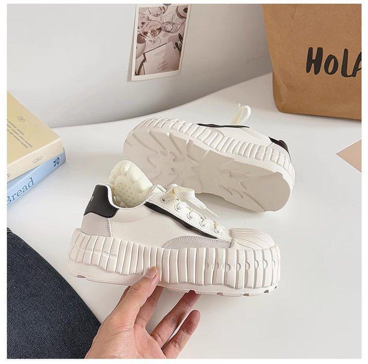 

Leather little white shoes women s spring 2025 new big head bread shoes versatile thick soles heightening sports and leisure board shoes 40