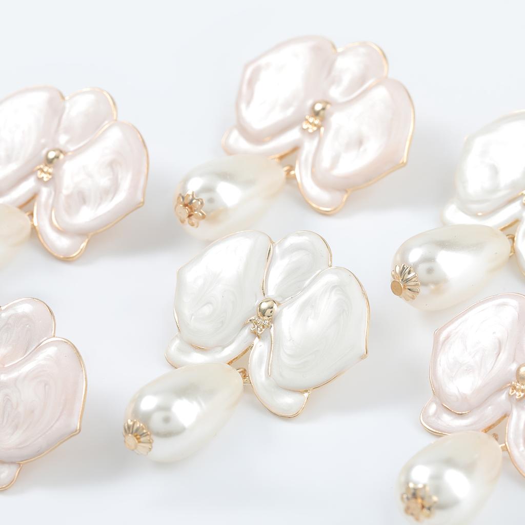 Modische und einfache Metall Tropfen Öl Blume Imitation Perle Ohrringe Mädchen beliebte Retro Tropfen Ohrringe Partei Schmuck Zubehör