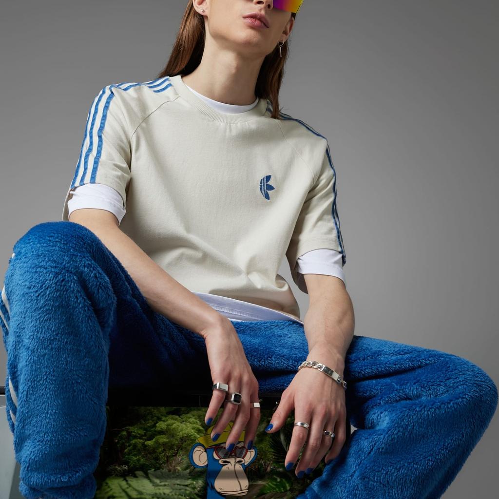 adidas Oryginalna Koszulka Męska z Haftowanym Paskowanym Logo, Okrągłym Dekoltem i Krótkim Rękawem, Top Biały IJ9086