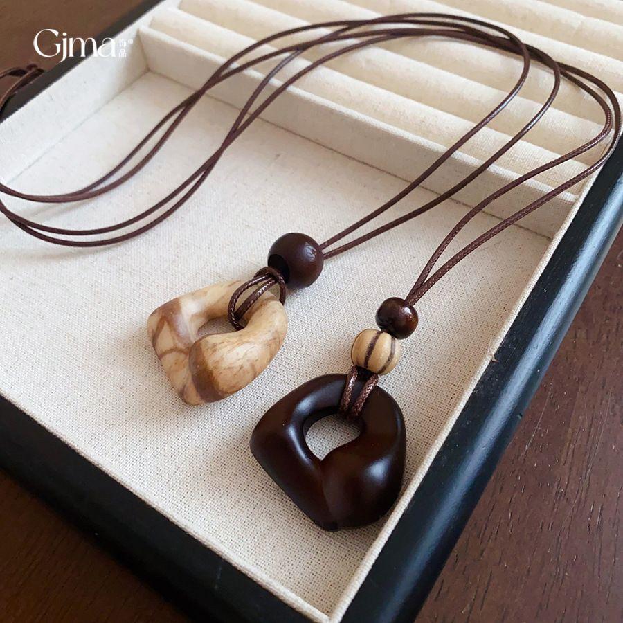 Autumn and winter retro irregular hollow resin pendant necklace light luxury high-end sweater chain fashion versatile necklace women