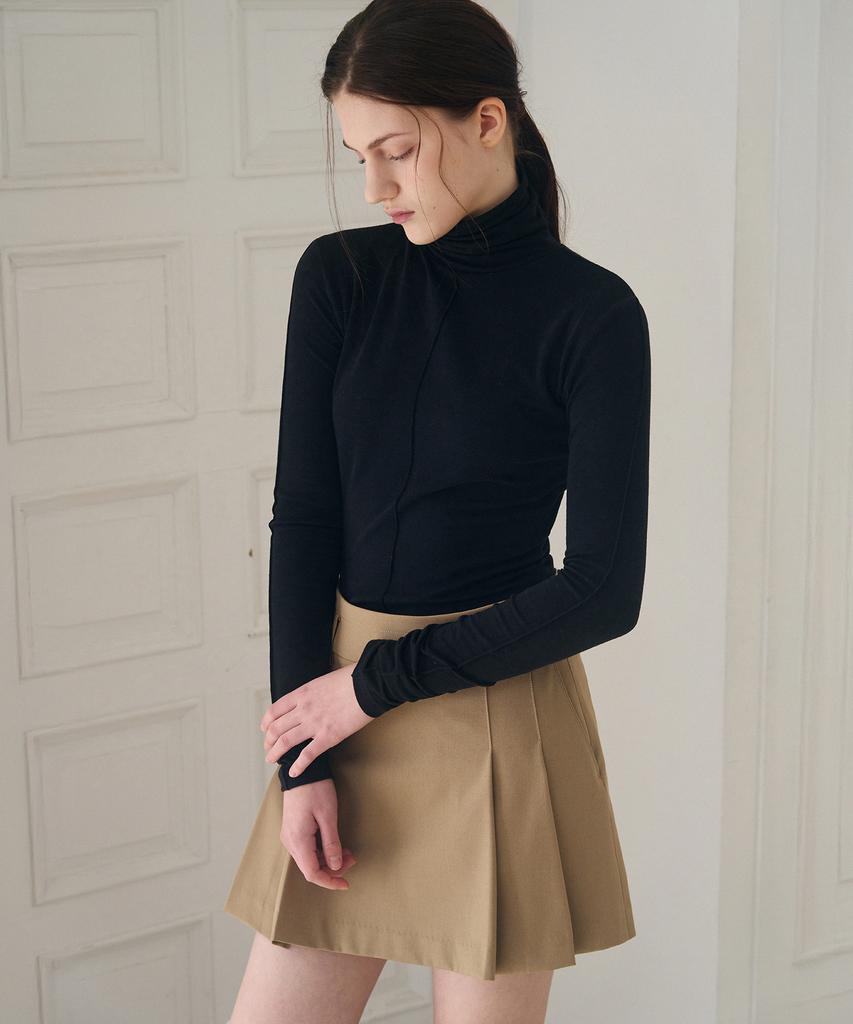 Deuloupisumeon Pintuck Turtleneck Long Sleeve Top [Ivory]