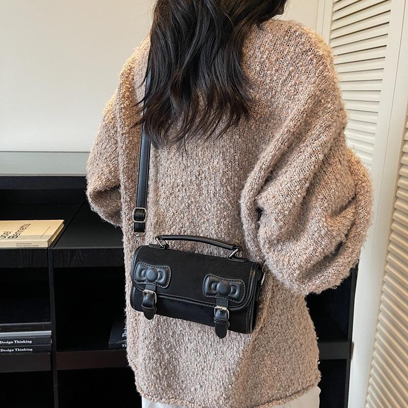 Retro small bag women's autumn and winter versatile 2025 new simple casual messenger bag this year popular portable small square bag