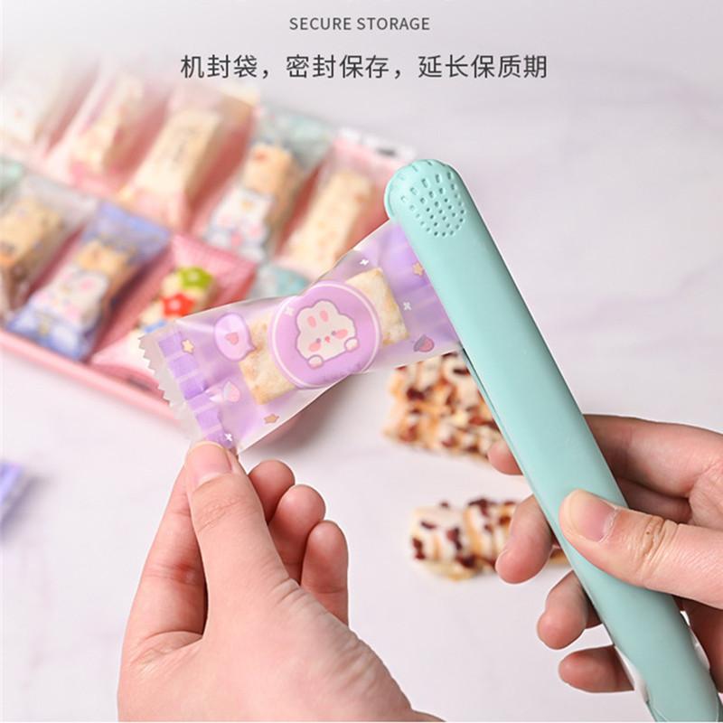 100Pcs 4x9cm Cute Cartoon Animal Printed Plastic Baking Packaging Nougat Toffee Candy Food Machine Sealed Gift Bags