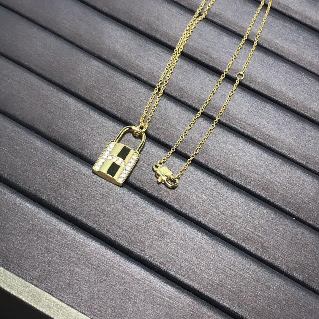 

Золотое ожерелье-замок с бриллиантом в виде буквы V, с эмалированным пятачком и сумкой KangKang, цепочка для ключицы для женщин золотой