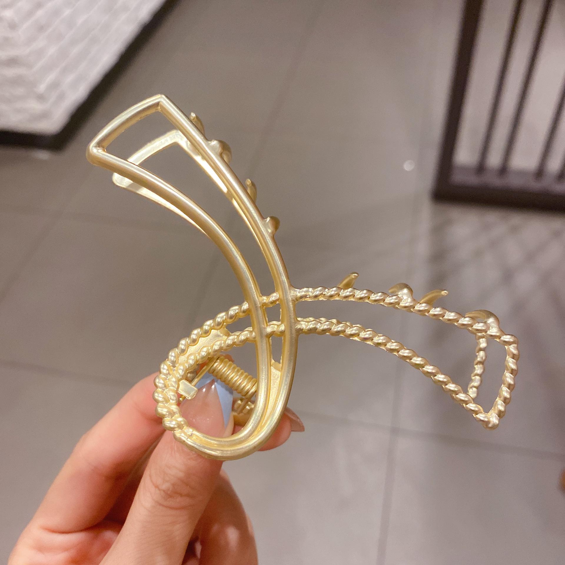 

Korean Elegant Metal Claw Hair Clip - Temperament Shark Hairpin for Back of Head