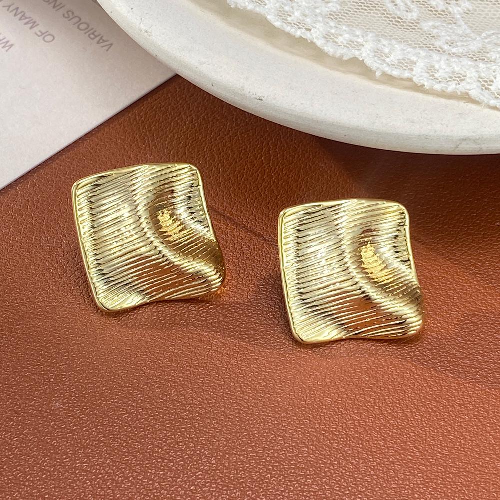 European & American Fashion Rhombus Metal Texture Stud Earrings for Women - Light Luxury, Versatile Cold Style