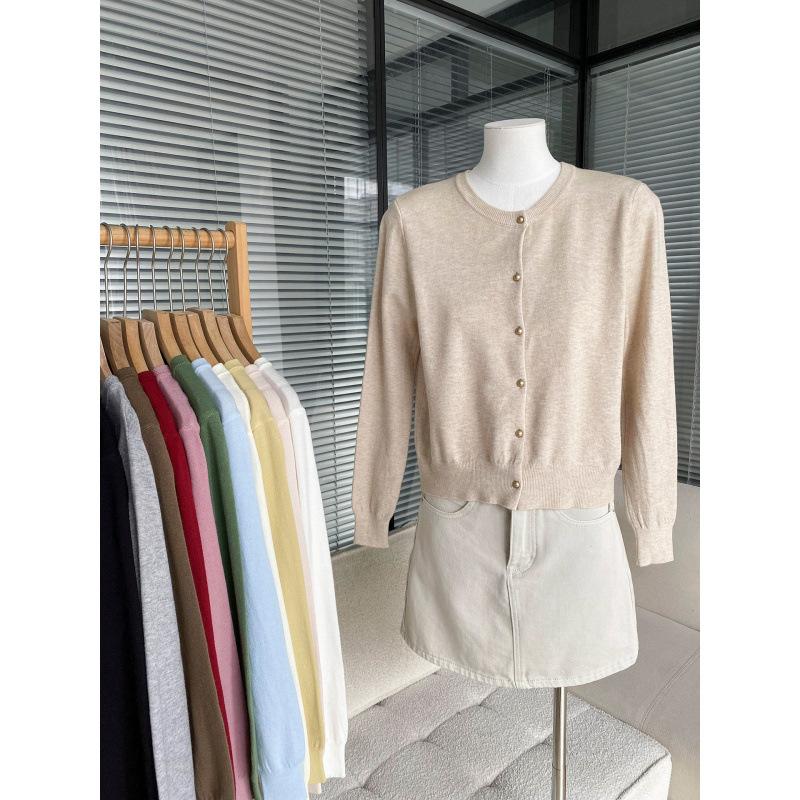 

Простой кардиган из трикотажа конфетных цветов с круглым вырезом и застежкой на одну пуговицу, женская новая куртка с длинными рукавами для ранней осени. One Size