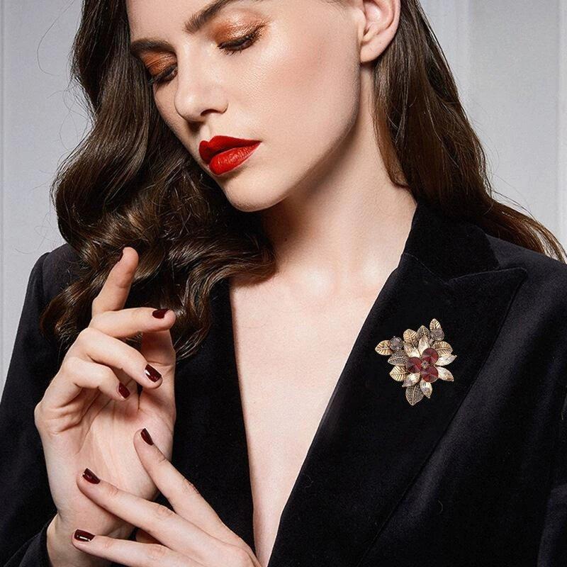 Retro Flower Brooch, Exquisite and Fashionable Crystal Brooch, Light Luxury, High-end Design Sense, Niche Brooch
