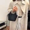 Fashion hand bucket bag women 2025 new Korean version simple shoulder bag niche texture messenger bag one piece delivery