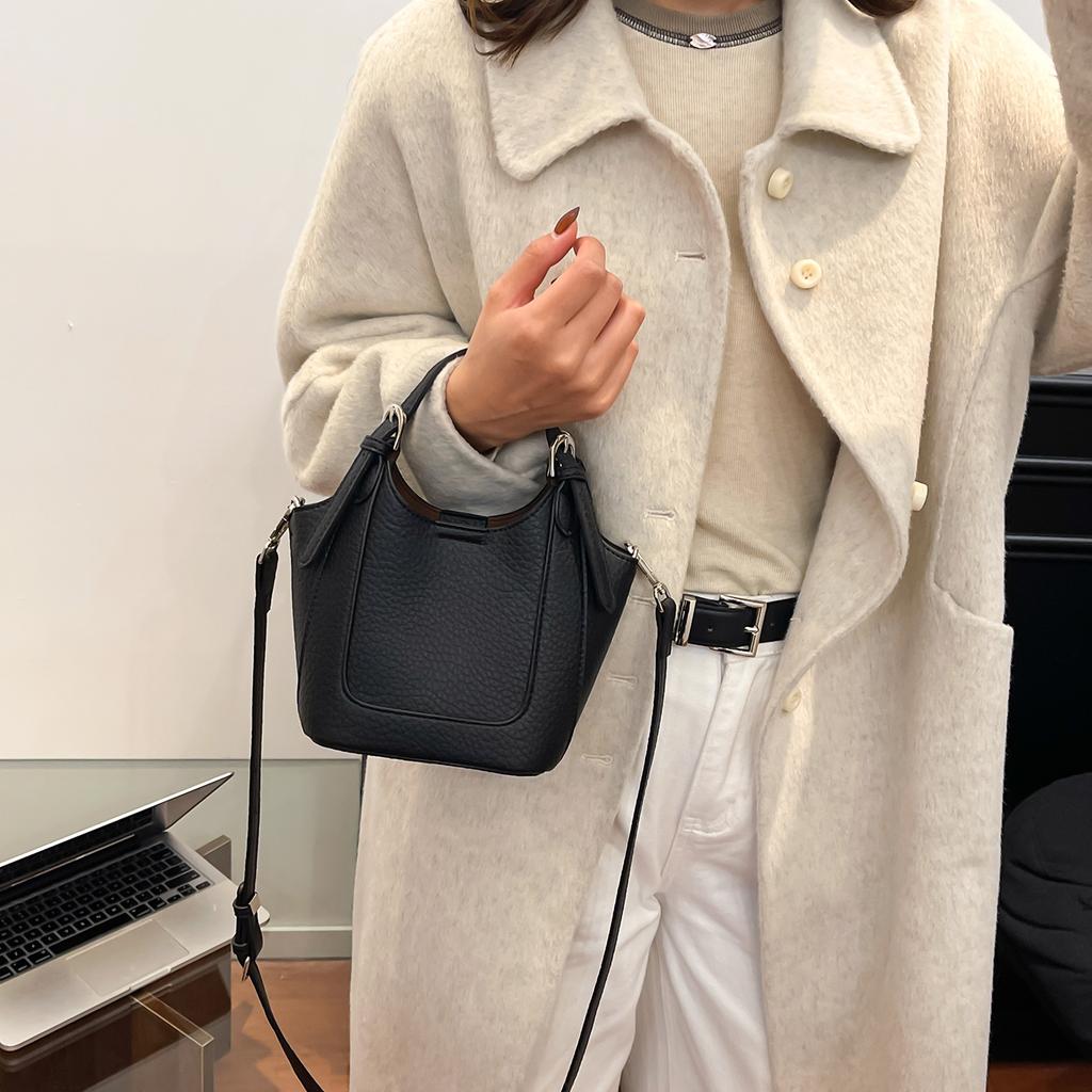 Fashion hand bucket bag women 2025 new Korean version simple shoulder bag niche texture messenger bag one piece delivery