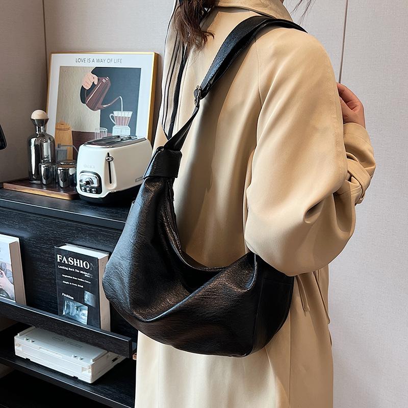 Large capacity shoulder tote bag women's new trend fashion versatile leisure commuter dumpling bag batch