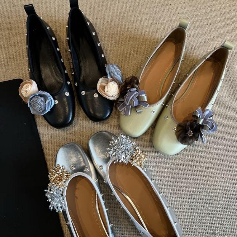 Versatile Shoes One Foot on A Shallow Round-toed Flat Shoe or A Shallow Single Shoe