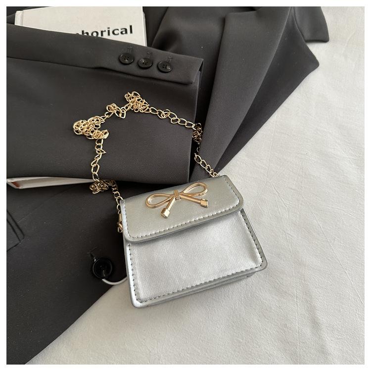 

Мини маленькая серебряная сумка женская 2025 новая модная с бантом в этом году популярная сумка-мессенджер на цепочке рот красный конверт