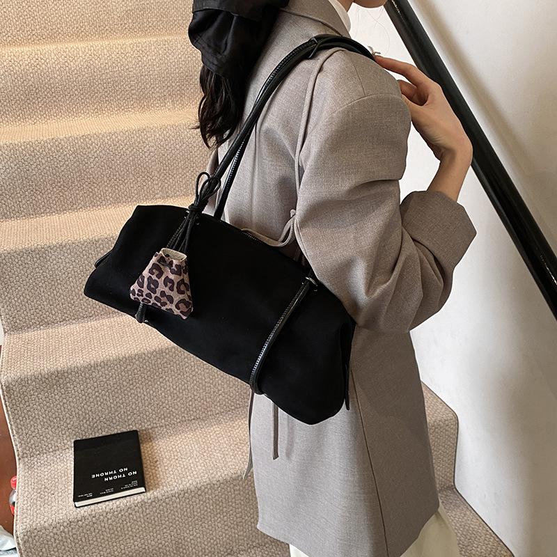 

Ретро нишевая портативная сумка для通勤 женская осень-зима 2025 новая модная замшевая сумка под мышкой большой вместимости рюкзак 38*11*17