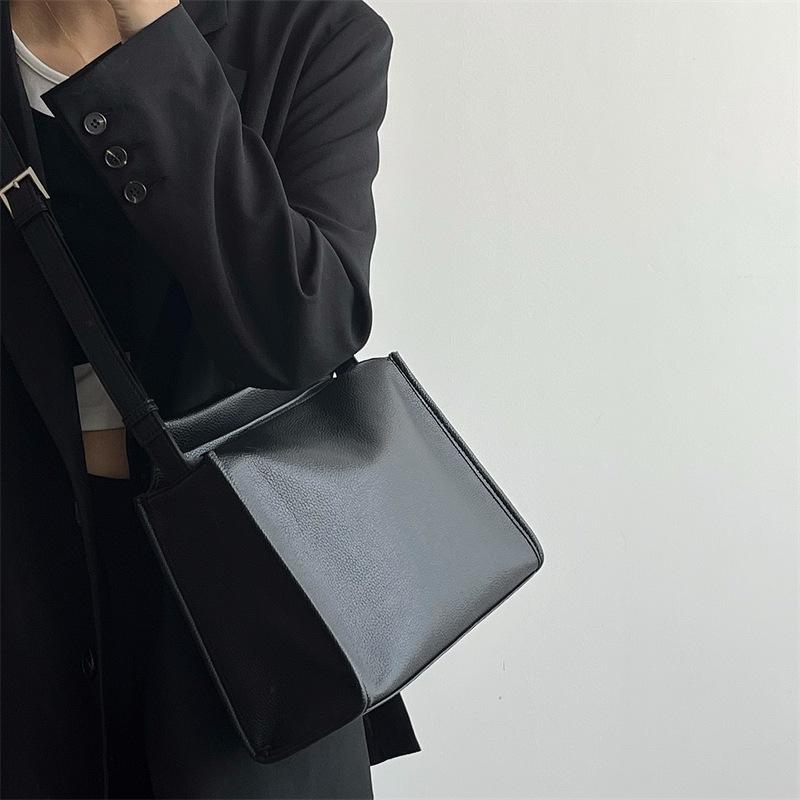 Wide shoulder strap crossbody bag women's 2025 new high-end texture simple soft leather messenger bag commuter versatile shoulder bag