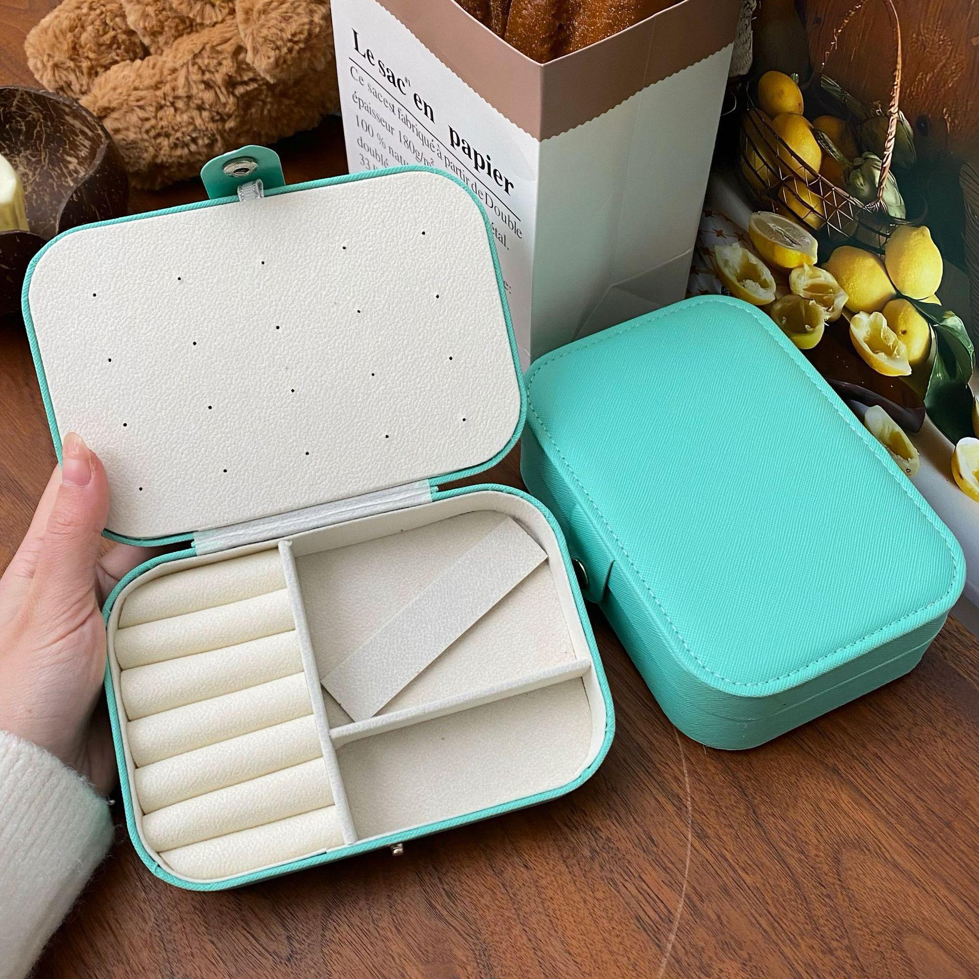 

Высококачественная портативная шкатулка для хранения сережек, ожерелий и колец — элегантный и компактный домашний аксессуар. cross pattern